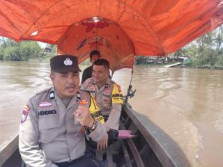 Nyebrang Sungai Gansal Bhabinkamtibmas Polsek Keritang Gencar Melaksanakan Giat Cooling System...