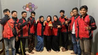 Pemilik Dumai Send Meraya kan Ulang tahun Dumai Send ketujuh tahun nya Bersama karyawan nya.