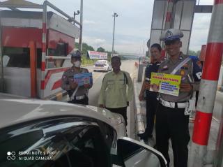 TEKAN FATALITAS DI JL. TOL BEGINI CARA UNIK SAT PJR AJAK PENGENDARA TERTIB BERLALU LINTAS