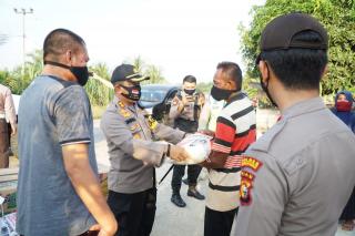 Kapolres Rohul Sambangi dan Bagikan Sembako Kepada Masyarakat Terdampak Bencana Banjir di Desa Sonta