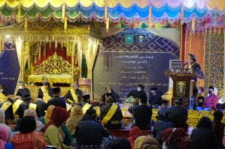 Melalui Prosesi Sakral, Kapolda Riau Terima Penghargaan Ingatan Budi Dari Lembaga Adat Melayu Riau