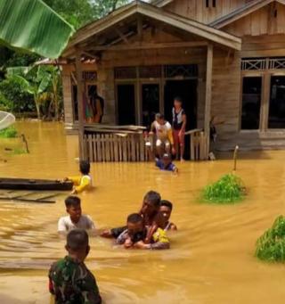 Mengharukan,Anggota Bhabinkamtibmas Polsek Seberida ini Evakuasi Warga Lumpuh Saat Banjir