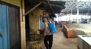 Minimalisir Penyebaran Covid-19 Personil Bhabinkamtibmas Polsek Bukit Raya Semprot Cairan Disinfekta
