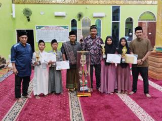 Enam Orang Santri Pondok Pesantren Darul Ulum Surau Air Dingin Juara  MTQ di Desa Rimbo Panjang
