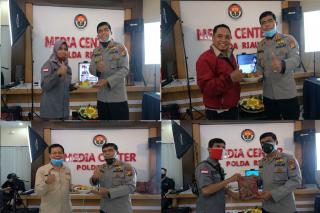 Sambut HUT Humas Ke-69,Humas Polda Riau Bagi Masker,Hand Sanitizer Dan Vitamin Kepada Wartawan