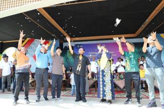 Bupati H.M.Wardan Membuka Pameran Bonsai dan Kontes Burung Berkicau,dan Berharap hal ini menjadi Ive