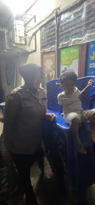 Jaga Kota Suara Briptu Fredina Rezki Effendi, Sambil Mengasuh Anaknya.