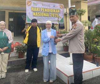 Memperingati Hari Pendidikan Nasional, Kapolsek Binawidya Berikan Pohon Dan Perlengkapan Pendidikan 