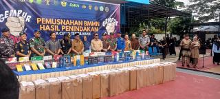Bea cukai tembilahn musnakan barang ilegal  senilai 3,8 M  