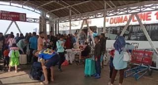 Arus penumpang domistik dan luar negri di pelabuhan pelindo dumai, masih berjalan normal.