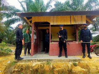Personel Sat Brimob Polda Riau beserta TNI melaksanakan razia gabungan di wilayah Polres Rohul