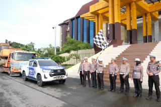 Polda Riau Lepas Bantuan Kemanusiaan Tahap III untuk Korban Bencana di Sumatera Barat