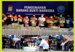 Berhasil Mengungkap Jaringan Narkotika,Polda Riau Bersama BNNP Riau Musnahkan 122 KG Sabu dan 10.000