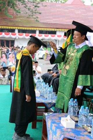 Wisuda Akbar sebanyak 5.180 Santriwan Santriwati di wisuda Bupati Indragiri
