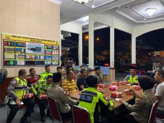 TRLK-25 - Polres Rokan Hulu Gelar "Sahur On The Road" Bersama Masyarakat Pasirpengaraian