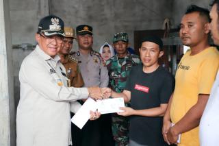 Bupati Inhil Menyerahkan Bantuan Untuk Korban Kebakaran di Kel. Sungai Salak Kec. Tempuling