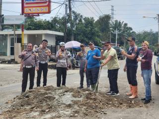 Sat Lantas Dan Dishub Kabupaten Rokan Hulu Bersinergi Perbaiki Jalan Rusak