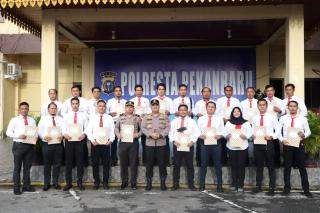 Pimpin Upacara Penyerahan Piagam Penghargaan,Kapolresta: Jadikan Ini Sebagai Motivasi Untuk Memberik