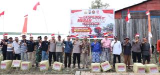 EKSPEDISI MERAH PUTIH PRESISI POLDA RIAU TANAM 810 MANGROVE DAN SALURKAN BERBAGAI BANTUAN UNTUK MASY
