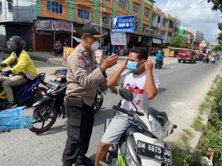 Cegah Mata Rantai Covid-19, Polsek Senapelan Bagikan Masker Gratis Kepada Pedagang dan Pengunjung 