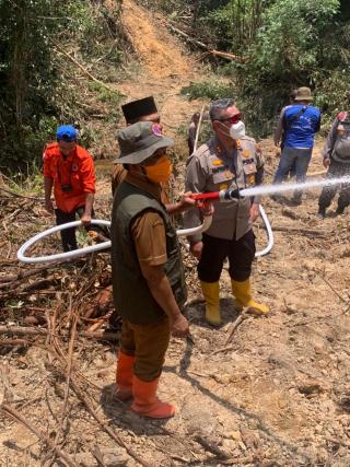 Langsung Ke Titik Karhutla, Kapolres Rohul Pastikan Api Sudah Padam