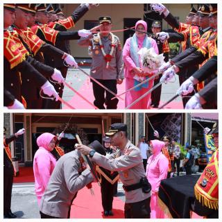 Haru Mengiringi Perpisahan Kapolres Kampar AKBP Ronald Sumaja, Pedang Pora Simbol Kehormatan