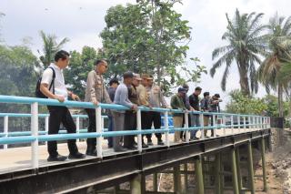 Kapolres Kampar Dampingi Bupati Kampar Cek Kesiapan Jembatan Merah Putih Presisi Menuju Peresmian