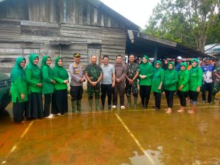 Kapolres Kampar Dampingi Danrem 031/ Wira Bima Tinjau dan Beri Bantuan Kepada Masyarakat Terdampak B