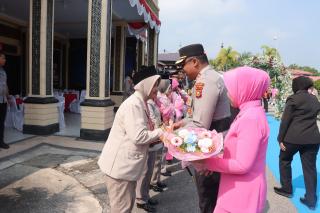 Lapangan Mapolres Kampar Penuh Kehangatan, Tujuh Personel Resmi Masuki Masa Purnabhakti