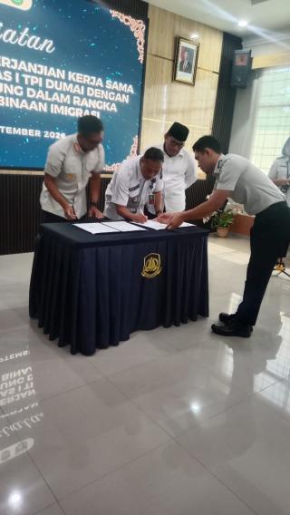Imigrasi  Kelas I TPI Dumai Bersama Kelurahan Pelintung Melaksanakan Perjanjian Penandatanganan Des