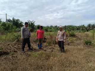 WUJUDKAN SWASEMBADA PANGAN, POLSEK TAPUNG CEK LAHAN UNTUK TANAM JAGUNG PIPIL