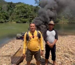 Polsek Kampar Kiri Bakar Rakit Tambang Ilegal di Desa Kota Lama