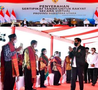 Presiden Jokowi Serahkan 22.007 Sertifikat Hak Atas Tanah di Humbang Hasundutan