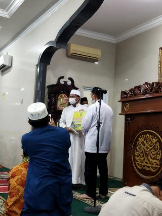 Serahkan Dana Wakaf ke Masjid Istiqomah,Gubri Ingatkan tetap Terapkan Prokes 3 M