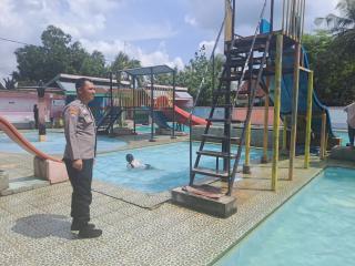 Jaga Keselamatan Wisatawan, Bhabinkamtibmas Tapung Hilir Ingatkan Pengunjung