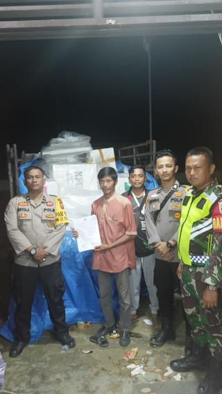 Jalan Rusak, Mobil Pengangkut Logistik Pemilu di Kecamatan Kampar Kiri Hilir Terpuruk