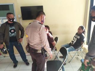 Bawa Ganja Dalam Tas,2 Wanita di Gelandang ke Polsek Binawidya