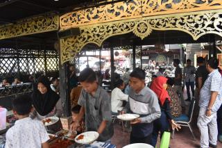 Satreskrim Polres Kampar Terus Gelar Acara Jumat Barokah,Sediakan Makan Siang Gratis Bagi Dhuafa