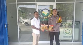 POLSEK TAPUNG HILIR SERAHKAN 12 KG BENIH JAGUNG BISI 2 DUKUNG BUMDES MAJU BERSAMA TANAMI 1 HECTARE