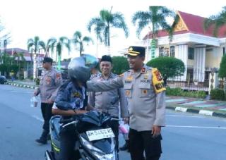 Polres Dumai kembali gelar kegiatan pembagian Takjil Ramadhan.