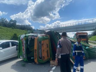 Cepat Tanggap di Jalan Tol: Sat PJR Polda Riau Evakuasi Laka & Himbau Pengemudi Lebih Disiplin