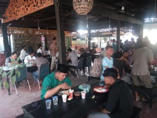 Jumat Barokah Satreskrim Polres Kampar Hari ini,Ajak Makan Siang Anak Panti Asuhan Putra