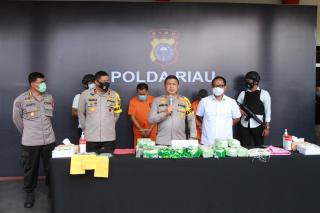 Tim Harimau Kampar Sikat Bandar Narkoba, 2 Pelaku dan 20 Kg Shabu Diamankan,2 Pelaku Lain Meninggal