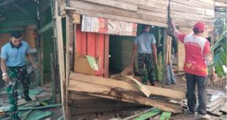 Prajurit Lanud Roesmin Nurjadin Bersama Warga Robohkan Rumah Tak Layak Huni Dan Dibangun Kembali 