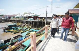 18 Unit Kapal Motor diserahkan langsung Bupati Inhil H.M.Wardan kepada masyarakat Pulau Cawan