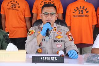 AKBP Budi Setiyono Pimpin Pers Rilis Ungkap Kasus Pembunuhan Harimau Di Desa Tibawan