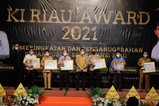Kapolda Riau Terima Penghargaan Komisi Informasi (KI) Award Riau 2021