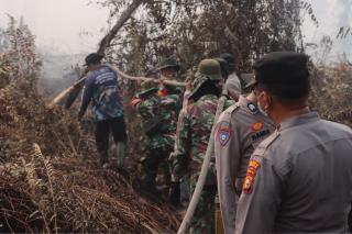Hotspot Kampar Tinggal Dua Titik, 283 Personel Gabungan Intensifkan Pendinginan Karhutla
