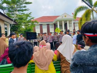 Aksi Damai Aliansi Masyarakat Rambah Tengah Hulu Di PN Pasir Pengaraian Berlangsung Kondusif