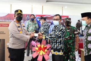 Kapolres Siak Serahkan Satu Unit Sepeda Motor Hadiah Undian Pekan Vaksinasi Gelombang Pertama